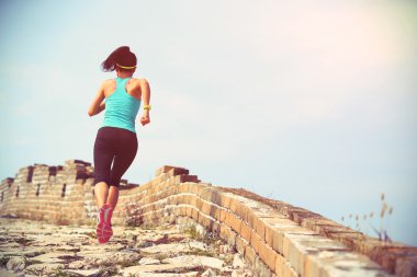 Çin Seddi üzerinde çalışan kadın bacakları