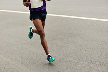 Maraton koşucusu şehir yolda