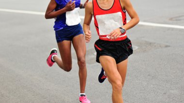 Şehir yolunda maraton koşucuları