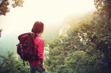Dağ Manzaralı üzerinde kadın uzun yürüyüşe çıkan kimse