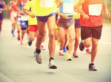 Şehir yolunda maraton koşucuları