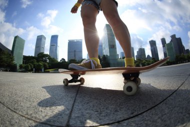 bacaklar kurulu parkta paten