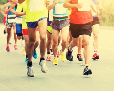 Şehir yolunda maraton koşucuları