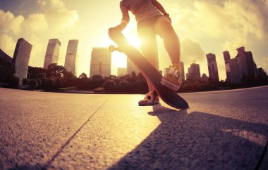 bacaklar kurulu parkta paten