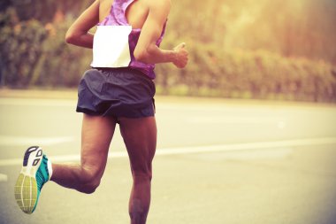 Maraton koşucusu şehir yolda