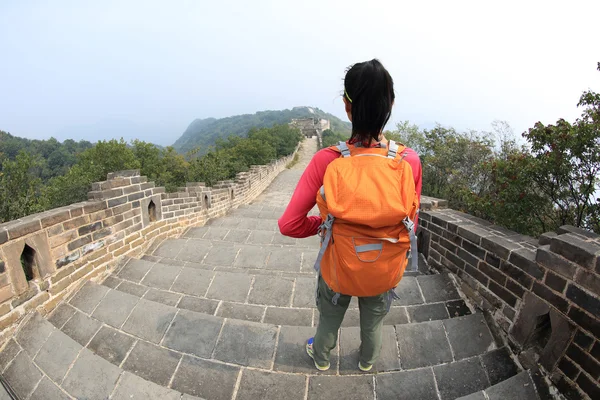 Mujer excursionista en chino gran pared — Foto de Stock