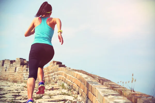 Gambe femminili in esecuzione su grande muro cinese — Foto Stock