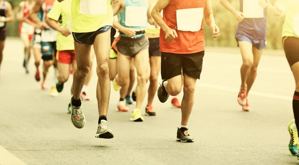 Maratona corredores na estrada da cidade — Fotografia de Stock
