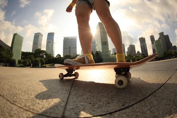 Jambes planche de patinage dans le parc — Photo