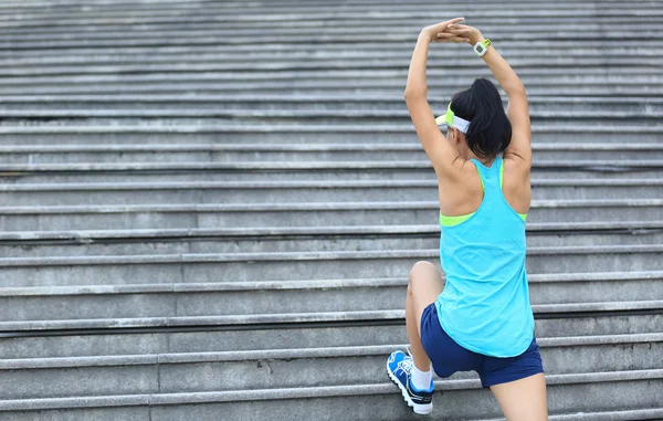 Vrouwelijke atleet, die zich uitstrektcorredor hembra estiramiento — Stockfoto