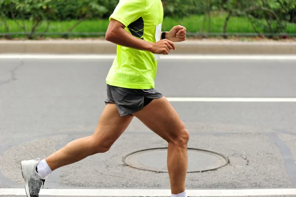 Marathon runner on city road — Stock Photo, Image