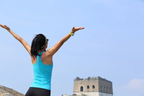 Cheering woman on great China wall — Stock Photo, Image