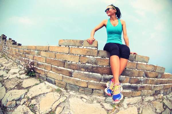 Женщина бегун на большой китайской стене — стоковое фото