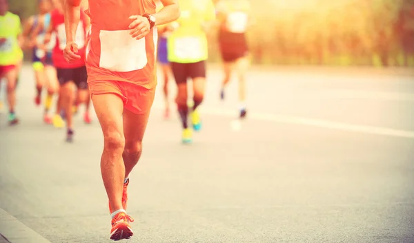 Maratonlöpare på stadsväg — Stockfoto