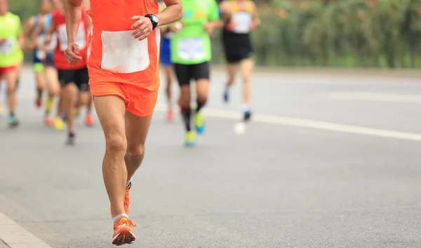 Corredores de maratón en la carretera de la ciudad — Foto de Stock