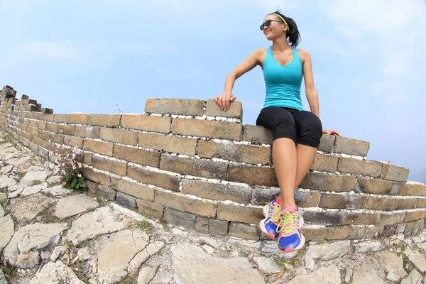 Kobieta runner na Wielki Mur Chiny — Zdjęcie stockowe