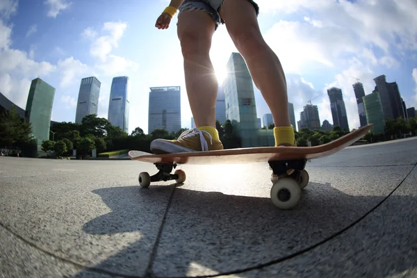 Patinagem pernas placa no parque — Fotografia de Stock