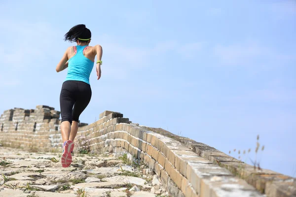 Female legs running on chinese great wall — Stock Photo, Image