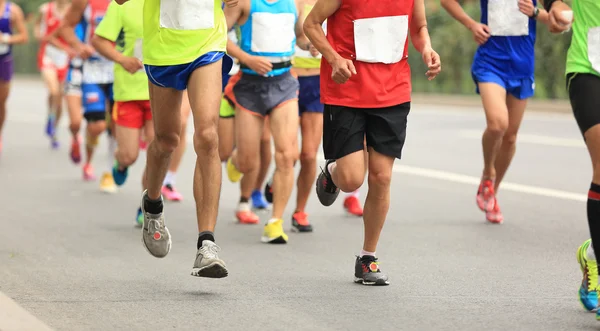 Maratonské běžce na městské silnici — Stock fotografie