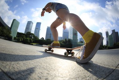 bacaklar kurulu parkta paten