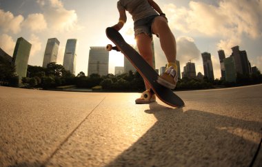 bacaklar kurulu parkta paten