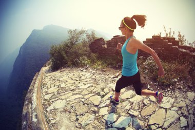 Çin Seddi üzerinde çalışan kadın bacakları