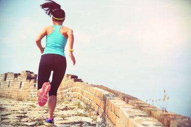 Çin Seddi üzerinde çalışan kadın bacakları