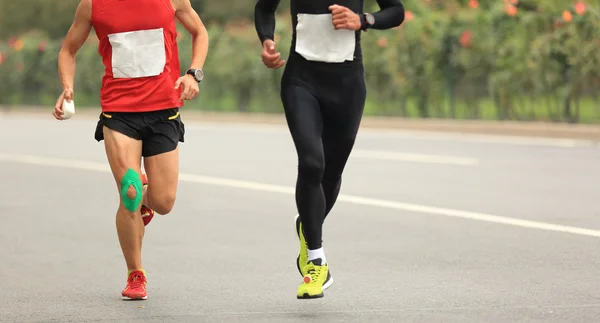Biegacze maratońscy na drodze miejskiej — Zdjęcie stockowe