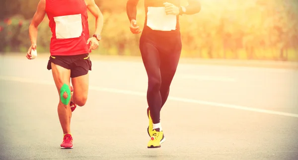 Maratonlöpare på stadsväg — Stockfoto