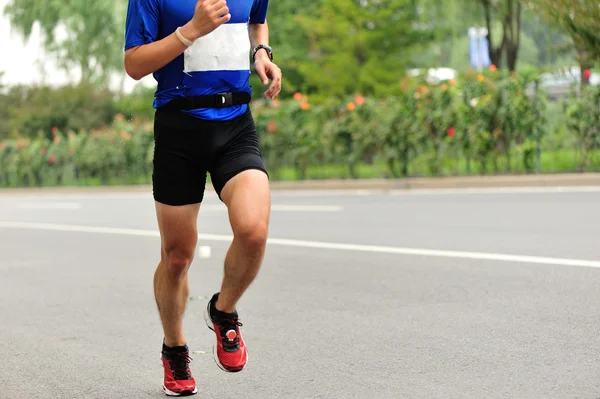 Marathon coureur sur route de la ville — Photo