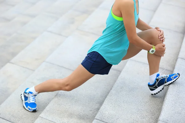 Vrouwelijke atleet, die zich uitstrekt buiten — Stockfoto