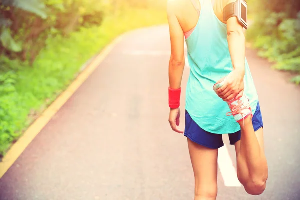 Female runner warm up — Stock Photo, Image