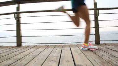 Sportif kadın tahta üzerinde çalışan