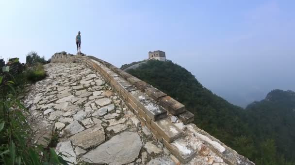 Vrouwelijke wandelaar op chinese grote muur — Stockvideo