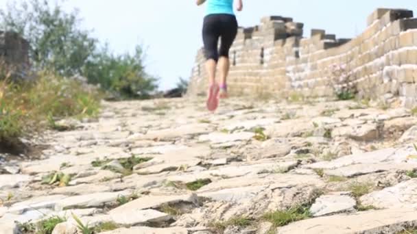 Piernas femeninas corriendo en chino gran pared — Vídeos de Stock