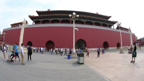 Pessoas andando na Praça Tiananmen — Vídeo de Stock