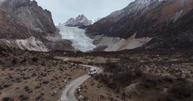Tibet, Çin - 23 Kasım 2024: Tibet, Çin 'de yüksek rakımlı dağlarda off-road araba sürmek
