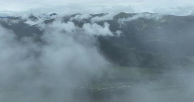 Soyut duman ve yumuşak sis ve dağların üzerinde gökyüzü