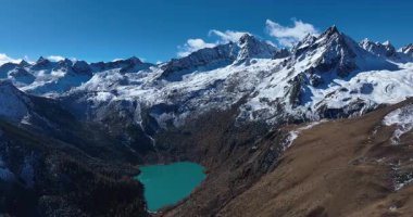 Güzel dağlık dağların ve göl manzarasının hava görüntüleri.