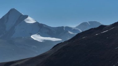 Güzel yüksek irtifa, kar kaplı dağ manzarasının hava görüntüleri.