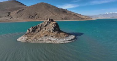 Yamdrok Yumtso Gölü 'nün Tibet, Çin' deki güzel manzarasının hava görüntüleri.