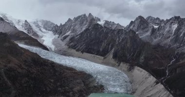 Buzul ve kar kaplı dağlarda asılı güzel yüksek irtifa Tibet, Çin 'de göl ile