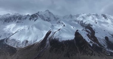 Karla kaplı güzel yüksek irtifa dağlarının hava görüntüleri.