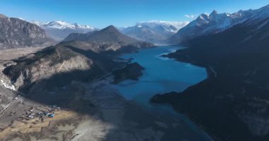 Güzel yüksek irtifa buzulu ve kar kaplı dağlarla Tibet, Çin 'de göl.