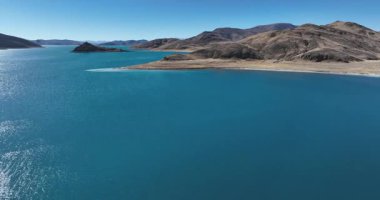 Yamdrok Yumtso Gölü 'nün Tibet, Çin' deki güzel manzarasının hava görüntüleri.