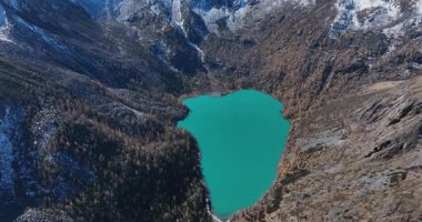 Güzel dağlık dağların ve göl manzarasının hava görüntüleri.