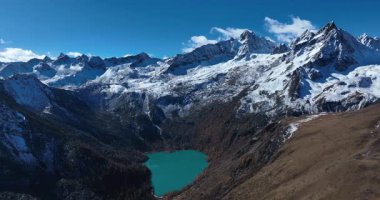 Güzel dağlık dağların ve göl manzarasının hava görüntüleri.