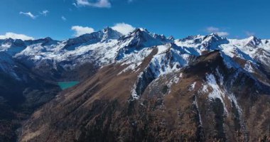 Güzel dağlık dağların ve göl manzarasının hava görüntüleri.