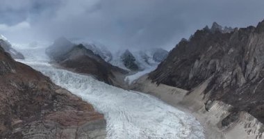 Tibet, Çin 'de buzullarda ve karlı dağlarda asılı güzel yüksek irtifa