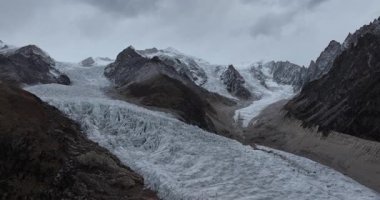Tibet, Çin 'de buzullarda ve karlı dağlarda asılı güzel yüksek irtifa
